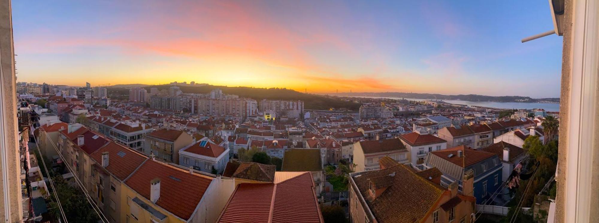 Ideally Located With Perfect Views ألجيس المظهر الخارجي الصورة