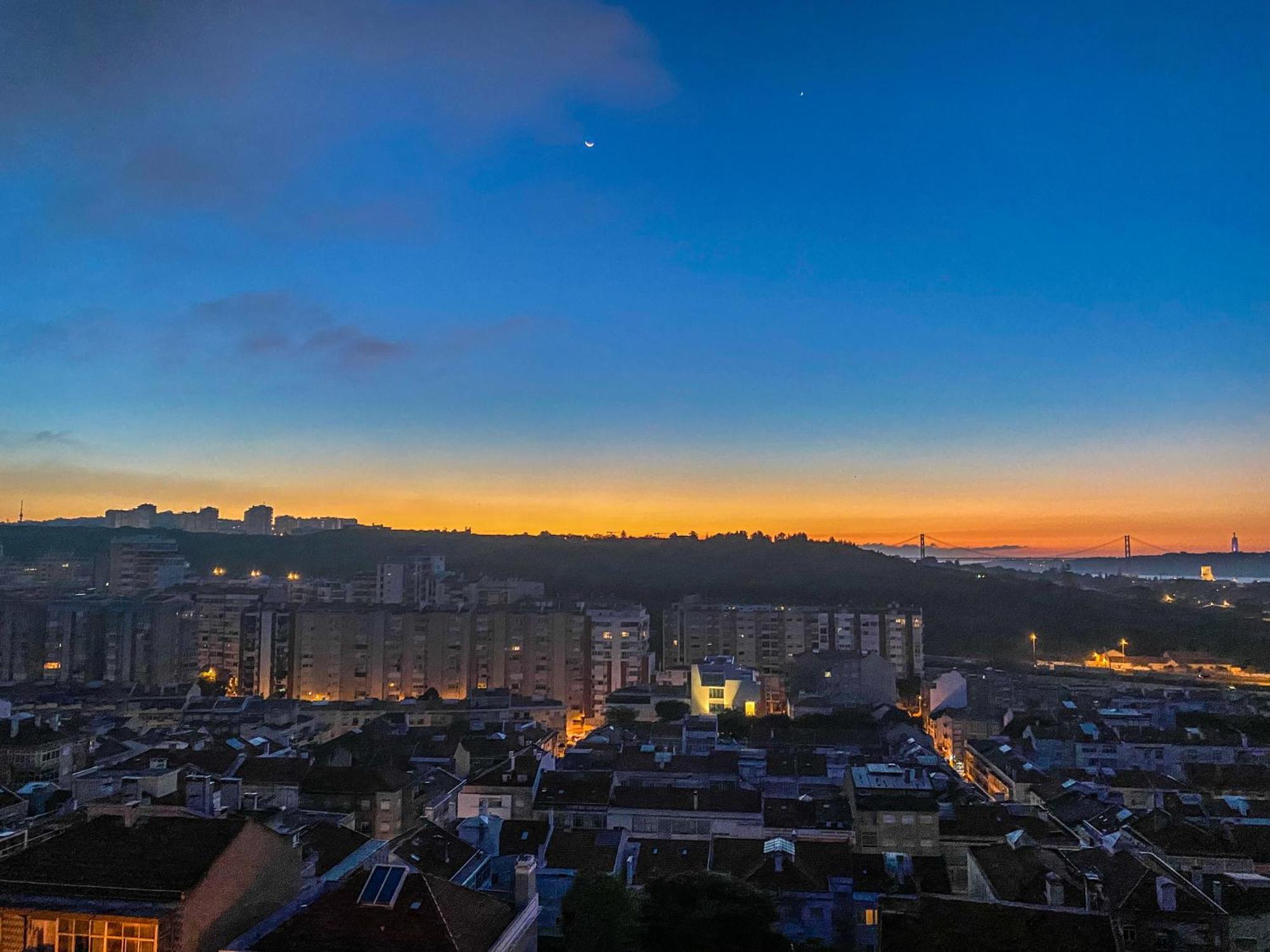Ideally Located With Perfect Views ألجيس المظهر الخارجي الصورة
